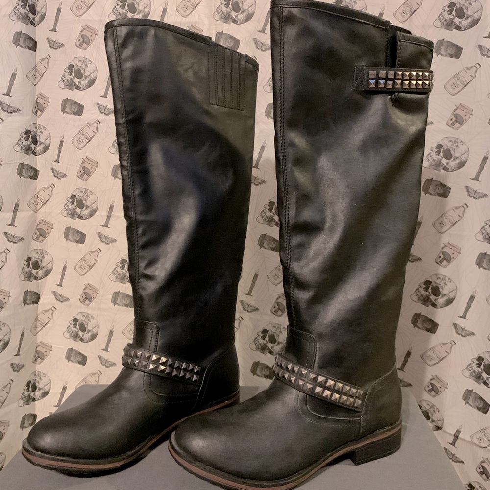 Rare/retired Steve Madden Lizzie-s boots with pyramid stud belts. Size 10